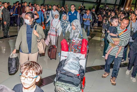 Sejumlah Warga Negara Indonesia (WNI) berjalan keluar terminal setibanya dari Iran di Terminal 3 Bandara Soekarno Hatta, Selasa (24/06/2025).