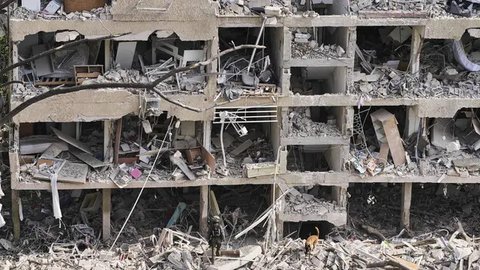 Layanan darurat Israel menyatakan telah menerima laporan dampak roket dan serpihan di 10 lokasi, termasuk Tel Aviv, Haifa, Carmel, dan wilayah pesisir utara. (AP/Oded Balilty)