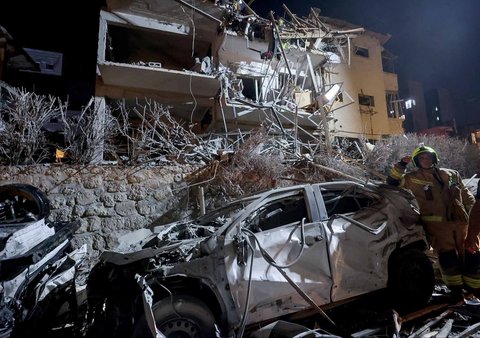 Iran meluncurkan ratusan rudal balistik sebagai serangan besar-besaran terhadap Israel, Jumat malam (13/06/2025).