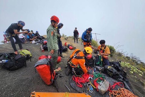 Tim SAR Gabungan berusaha mengevakuasi Juliana Marins, warga negara Brasil yang jatuh ke jurang di Gunung Rinjani pada Sabtu (21/06) di  Lombok, Nusa Tenggara Barat,  (24/06/2025).