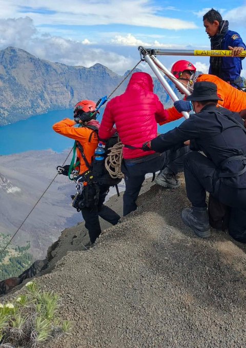 Tim SAR Gabungan berusaha mengevakuasi Juliana Marins, warga negara Brasil yang jatuh ke jurang di Gunung Rinjani pada Sabtu (21/06) di  Lombok, Nusa Tenggara Barat,  (24/06/2025).