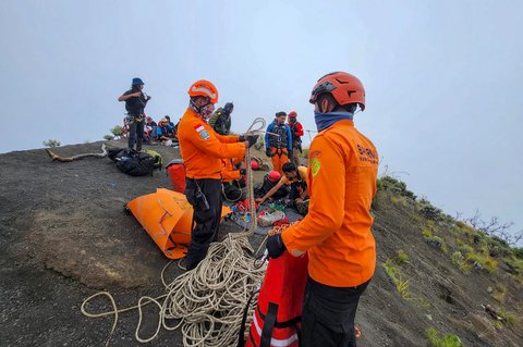 Tim SAR Gabungan berusaha mengevakuasi Juliana Marins, warga negara Brasil yang jatuh ke jurang di Gunung Rinjani pada Sabtu (21/06) di  Lombok, Nusa Tenggara Barat,  (24/06/2025).
