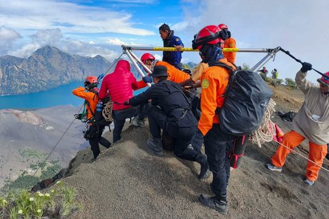 Tim SAR Gabungan berusaha mengevakuasi Juliana Marins, warga negara Brasil yang jatuh ke jurang di Gunung Rinjani pada Sabtu (21/06) di  Lombok, Nusa Tenggara Barat,  (24/06/2025).