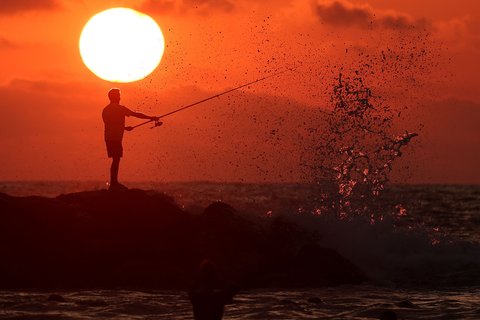 Aktifitas warga Israel saat matahari terbenam (sunset)  usai gencatan senjata yang mengakhiri perang dengan Iran  di pantai di Tel Aviv, Israel (24/06/2025).