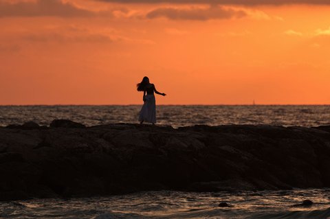 Aktifitas warga Israel saat matahari terbenam (sunset)  usai gencatan senjata yang mengakhiri perang dengan Iran  di pantai di Tel Aviv, Israel (24/06/2025).