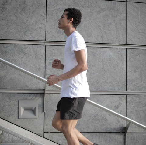 Apa sih yang terlitas ketika mendengar tangga? Selain untuk naik turun, tangga juga dapat menjadi bagian dalam berolahraga. Coba saja lari naik turun selama 30 menit, dijamin tubuhmu makin sehat! (Foto: Pexels.com/Andrea Piacquadio)