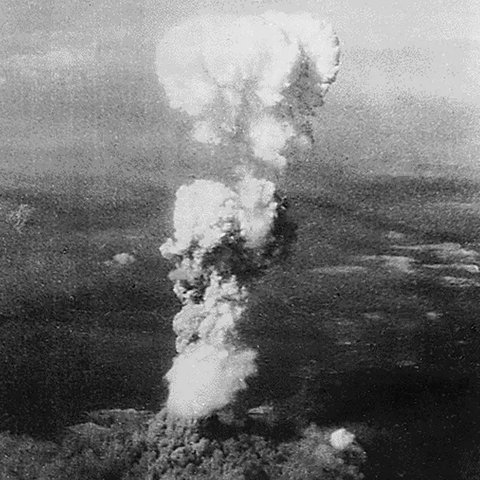 Para penyintas bom atom yang dijatuhkan di Hiroshima dan Nagasaki Jepang pada tahun 1945 menang Nobel Perdamaian 2024 (AP).