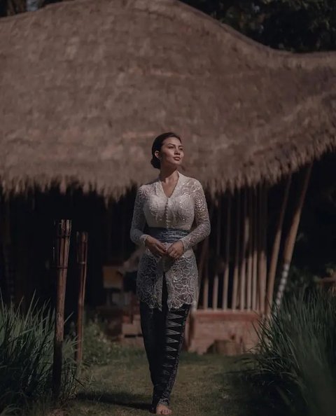 Model Kebaya Ariel Tatum