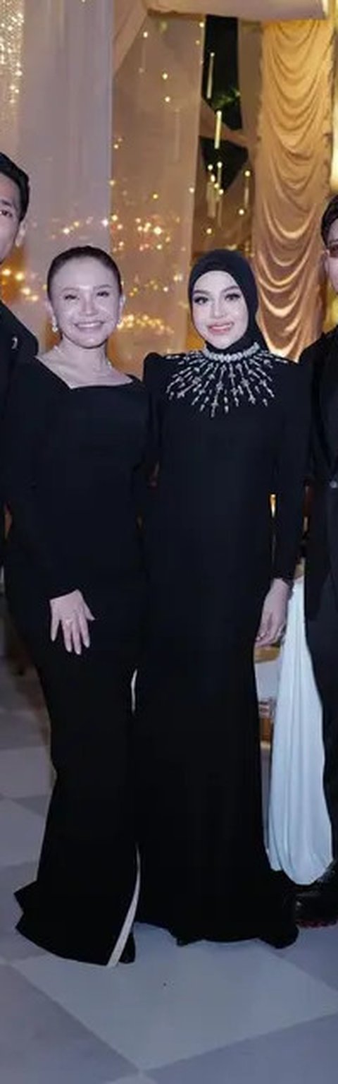 Mulai dari Tissa Biani hingga Syifa Hadju, berikut gaya elegan seleb berbalut gaun hitam di resepsi pernikahan Al Ghazali dan Alyssa Daguise.