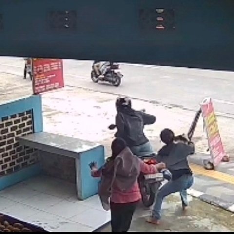 aksi heroik wanita gagalkan pencurian motor