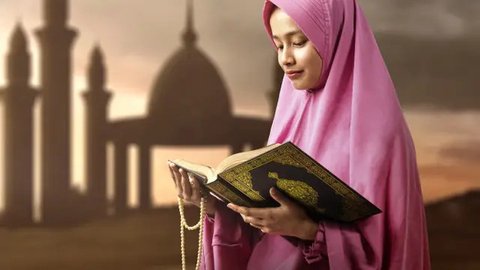 Ilustrasi Membaca Al Qur'an Credit: shutterstock.com