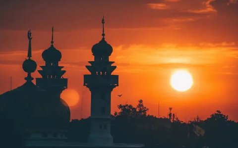 Menyambut 1 Muharram, inilah lafal doa awal tahun yang nggak ada salahnya untuk kamu baca. (Ilustrasi: getpocket.com)