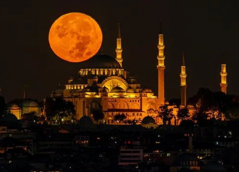 Ilustrasi bulan purnama, masjid, Islami. (Photo by Yasir Grbz from Pexels)