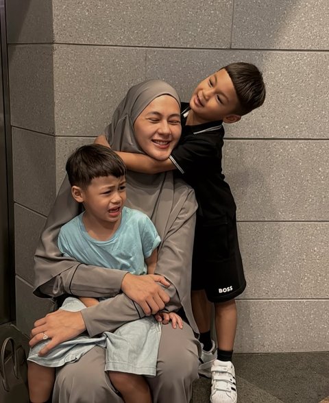 6 Potret Paula Verhoeven Tampil Cantik dengan Busana Syar'i Bareng Anak-Anak, Wajahnya Disebut Makin Fresh