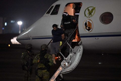 Bos narkoba Adolfo Macias, alias Fito, turun dari pesawat saat dipindahkan setelah penangkapannya di pangkalan udara di Guayaquil, Ekuador, pada 25 Juni 2025.