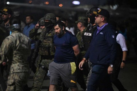 Bos narkoba Adolfo Macias, alias Fito, saat dipindahkan setelah penangkapannya di pangkalan udara di Guayaquil, Ekuador, pada 25 Juni 2025.