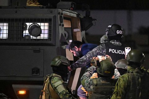 Bos narkoba Adolfo Macias, alias Fito, saat dipindahkan setelah penangkapannya di pangkalan udara di Guayaquil, Ekuador, pada 25 Juni 2025.