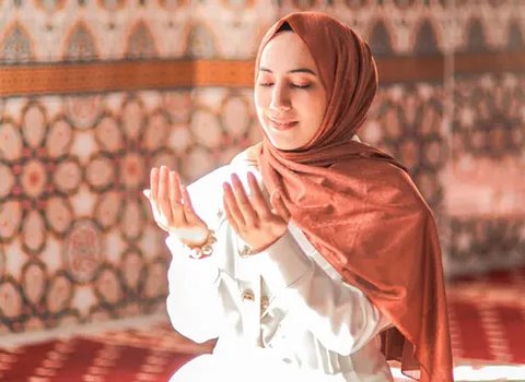 Ilustrasi Islami, muslimah, berdoa. (Foto oleh SERHAT TU: https://www.pexels.com/id-id/foto/wanita-perempuan-kaum-wanita-muda-20558485/)