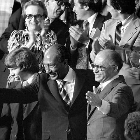 Presiden Anwar Sadat dan Perdana Menteri Israel Menachem Begin memberikan tepuk tangan selama sesi gabungan Kongres di Washington, D.C (Wikipedia/Public Domain)