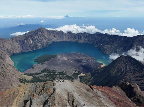 Respons Kemenpar Soal Pendaki Brasil Jatuh di Gunung Rinjani yang Terpantau dalam Kondisi Tidak Bergerak.&nbsp; foto: dok. Kemenpar