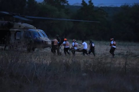 Tentara penjajah Israel yang terluka di Gaza diangkut dengan helikopter.