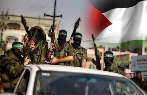 Orang-orang melewati tumpukan puing di samping bangunan yang hancur oleh serangan udara Israel, di Kota Gaza, Jumat (21/5/2021). Israel dan Hamas telah sepakat untuk gencatan senjata di Jalur