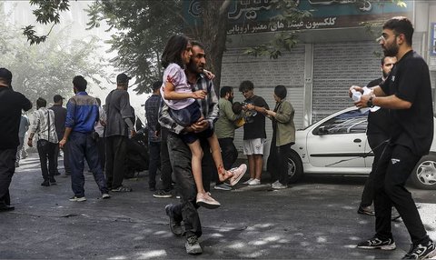 warga iran saat serangan israel