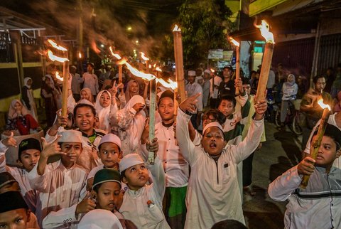 Anak-anak mengikuti pawai obor menandai dimulainya Tahun Baru Islam 1 Muharram 1447 Hijriah di Surabaya, (26/06/2025).