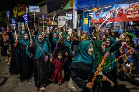 Kaum ibu mengikuti pawai obor menandai dimulainya Tahun Baru Islam 1 Muharram 1447 Hijriah di Surabaya, (26/06/2025).