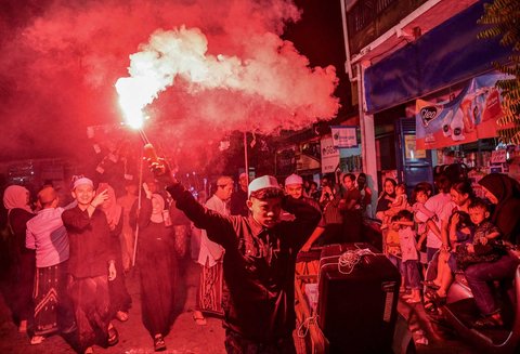 Warga muslim melakukan pawai obor menandai dimulainya Tahun Baru Islam 1447 Hijriah di Surabaya, (26/06/2025).