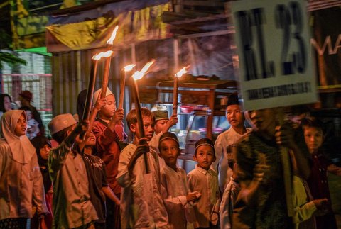 Anak-anak mengikuti pawai obor menandai dimulainya Tahun Baru Islam 1 Muharram 1447 Hijriah di Surabaya, (26/06/2025).