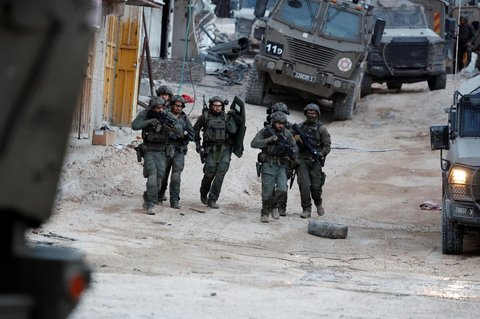 Sebanyak 14 warga Palestina tewas saat pasukan Israel menyerbu Tepi Barat, pada Sabtu (20/4) malam waktu setempat