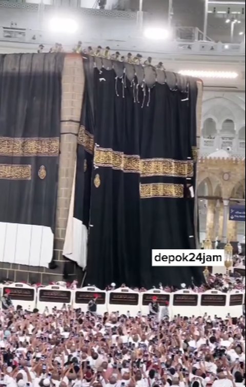 Momen Penggantian Kiswah Kabah
