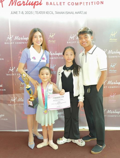 Selain itu, ada Betrand Peto yang hadir untuk menemani Thalia dan Thania mengikuti kompetisi balet. Keluarga selebriti ini mengabadikan momen kebersamaan mereka di area luar venue lomba.