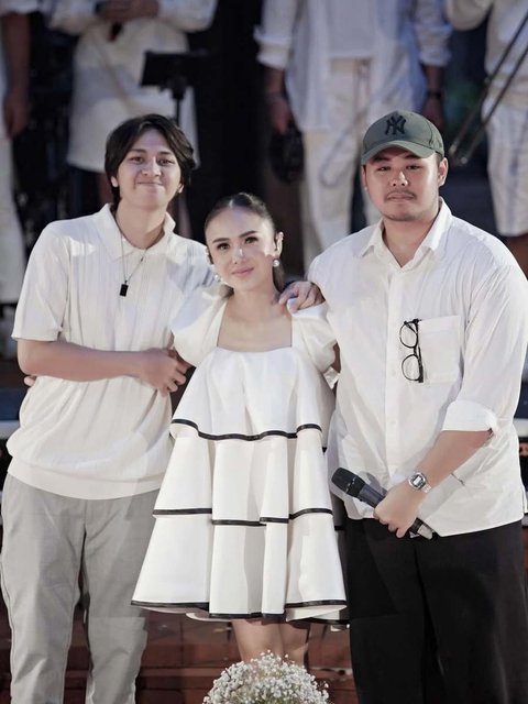 Penyanyi cantik Yuni Shara baru-baru ini membagikan momen kala dirinya mendapatkan kejutan ulang tahun dari kedua anaknya. Momen itu terjadi tepat saat dirinya sedang tampil di suatu acara di Yogyakarta.