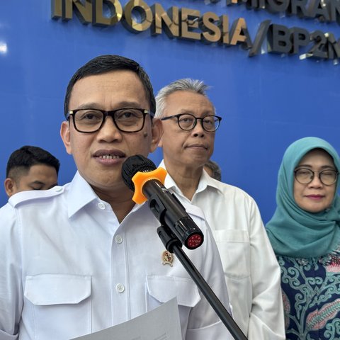 Menteri Perlindungan Pekerja Migran Indonesia, Abdul Kadir Karding usai Rapat Koordinasi MoU pada Selasa (18/3/2025). (Liputan6.com/Fenicia)
