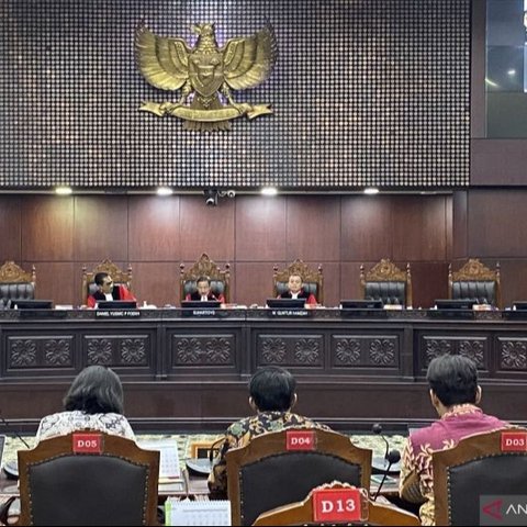 Mahkamah Konstitusi (MK) telah memulai sidang perdana 11 perkara uji formal dan material Undang-Undang Nomor 3 Tahun 2025 tentang TNI, dengan berbagai pemohon dari kalangan mahasiswa dan advokat.