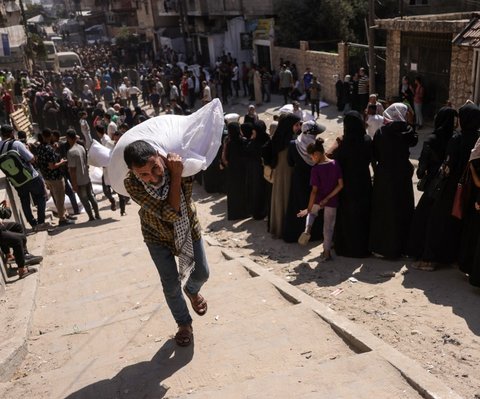 Perjuangan warga Jalur Gaza mengantre panjang demi sekantung tepung