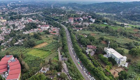 Foto udara antrian kendaraan menuju kawasan Puncak di Gadog, Bogor, Sabtu (28/6/2025).