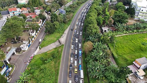 Foto udara antrian kendaraan menuju kawasan Puncak di Gadog, Bogor, Sabtu (28/6/2025).