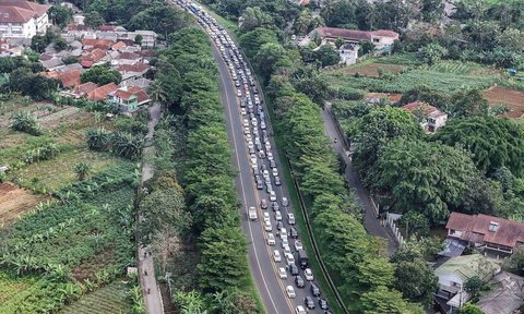 Foto udara antrian kendaraan menuju kawasan Puncak di Gadog, Bogor, Sabtu (28/6/2025).