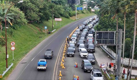 Foto udara antrian kendaraan menuju kawasan Puncak di Gadog, Bogor, Sabtu (28/6/2025).