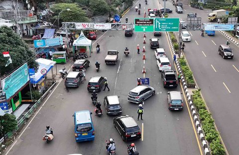 Petugas melakukan penyekatan ganjil genap kepada pengendara yang akan menuju kawasan Puncak di Gadog, Bogor, Sabtu (28/6/2025).