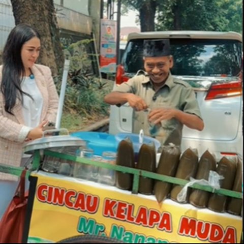 Keren, Pria Paruh Baya Jualan Es Cincau Jago 4 Bahasa Asing, Ternyata Ngefans Dengan Bung Karno