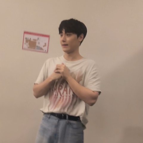 5 Potret Seru Fanmeeting Lee Do Hyun di Jakarta, Main Badminton Hingga Blusukan Beri Boneka Untuk Satu Penggemar