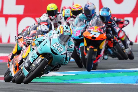 Pembalap Jepang Taiyo Furusato dari Tim Honda Asia membayangi  pembalap Spanyol Adrian Fernandez dari Leopard Racing saat balapan Moto3 di Grand Prix Belanda di Sirkuit TT di Assen, Belanda utara, Minggu, (29/06/2025).
