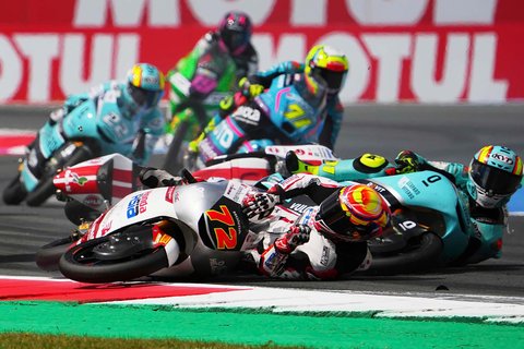 Pembalap Jepang Taiyo Furusato dari Tim Honda Asia bertabrakan dengan pembalap Spanyol Adrian Fernandez dari Leopard Racing saat balapan Moto3 di Grand Prix Belanda di Sirkuit TT di Assen, Belanda utara, Minggu, (29/06/2025).