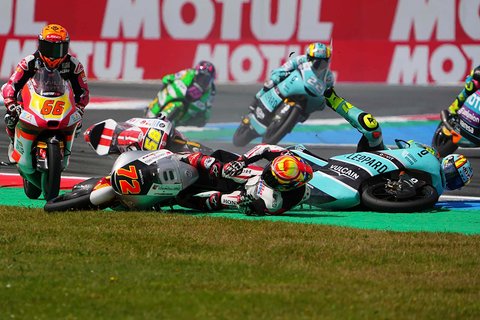 Pembalap Jepang Taiyo Furusato dari Tim Honda Asia bertabrakan dengan pembalap Spanyol Adrian Fernandez dari Leopard Racing saat balapan Moto3 di Grand Prix Belanda di Sirkuit TT di Assen, Belanda utara, Minggu, (29/06/2025).