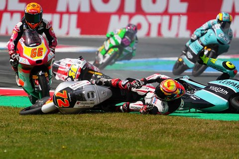 Pembalap Jepang Taiyo Furusato dari Tim Honda Asia, terjatuh dari motornya saat balapan Moto3 di Grand Prix Belanda di Sirkuit TT di Assen, Belanda utara, Minggu, (29/06/2025).