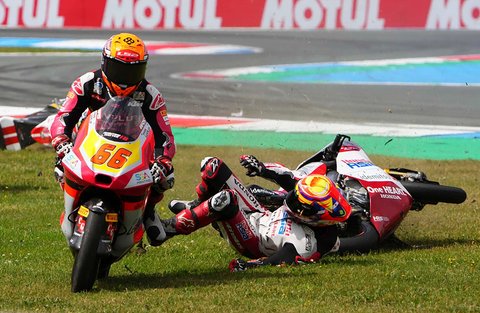 Pembalap Jepang Taiyo Furusato dari Tim Honda Asia, terjatuh dari motornya saat balapan Moto3 di Grand Prix Belanda di Sirkuit TT di Assen, Belanda utara, Minggu, (29/06/2025).